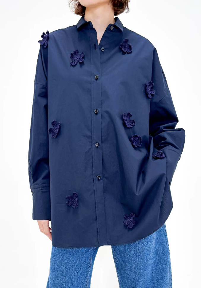 ODEEH - Baumwollbluse navy mit aufgesetzten Häkelblumen