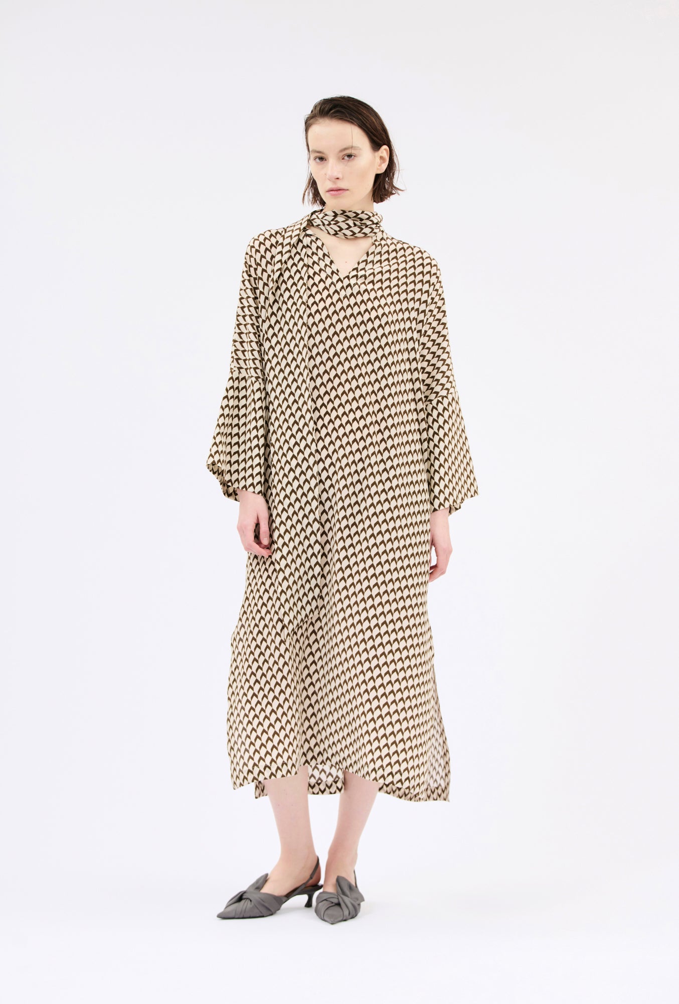 ODEEH - Seidenkleid Braun-Beige mit Schluppe und Kimonoärmeln