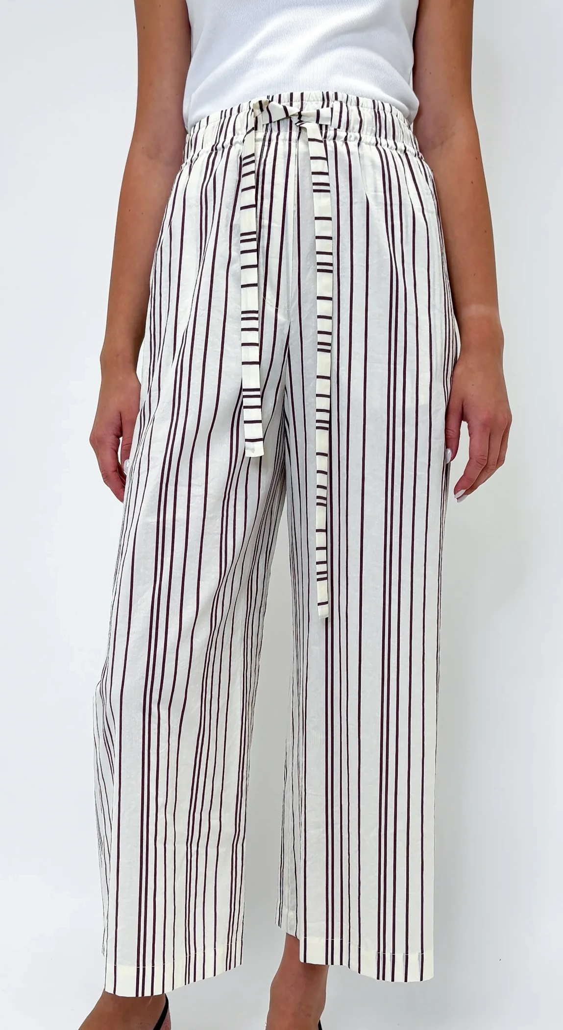 ODEEH - Verkürzte Hose mit Gummizug Burgundy